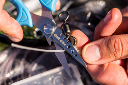 Wild Seas Braid Scissors cutting through thick mono fishing line